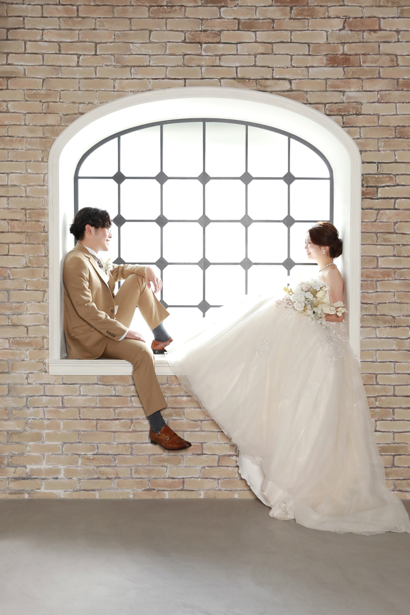 窓際で向き合って仲良しショット