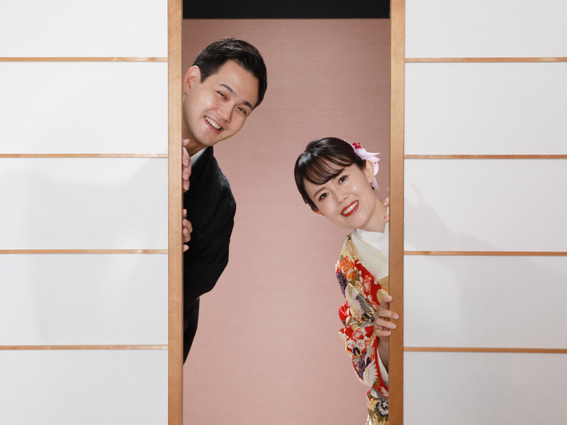 お顔を寄せ合って襖からひょっこり!