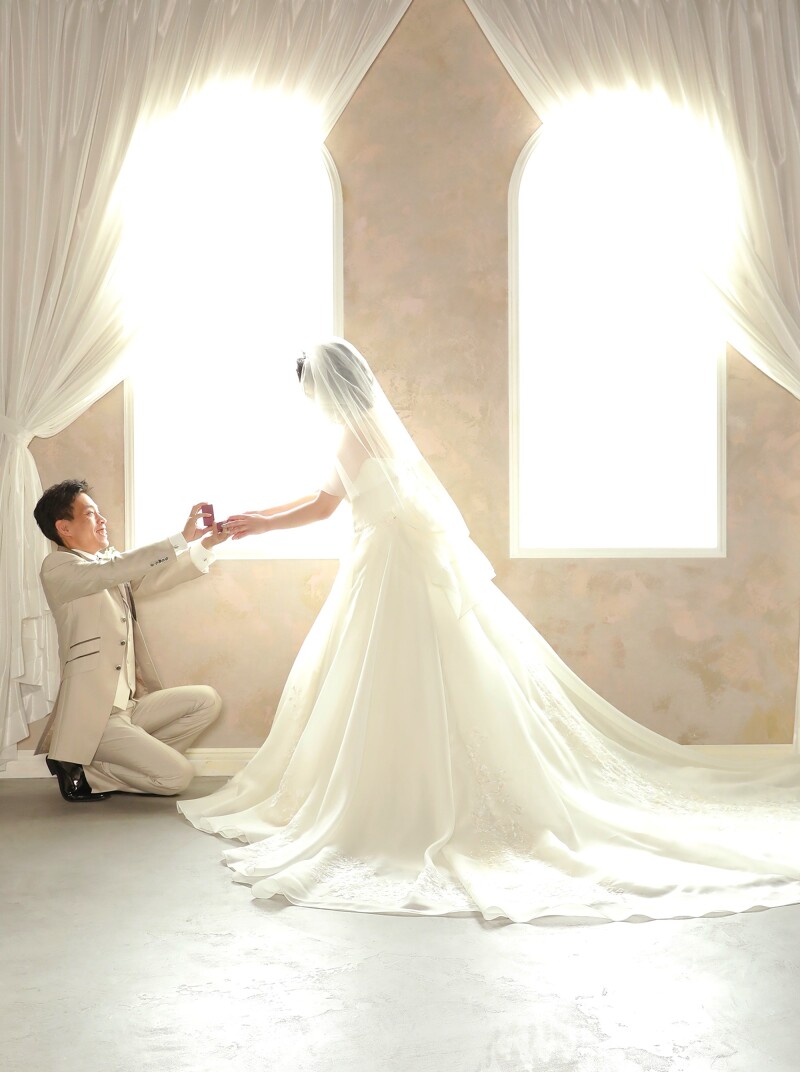 光溢れる窓でプロポーズシーン