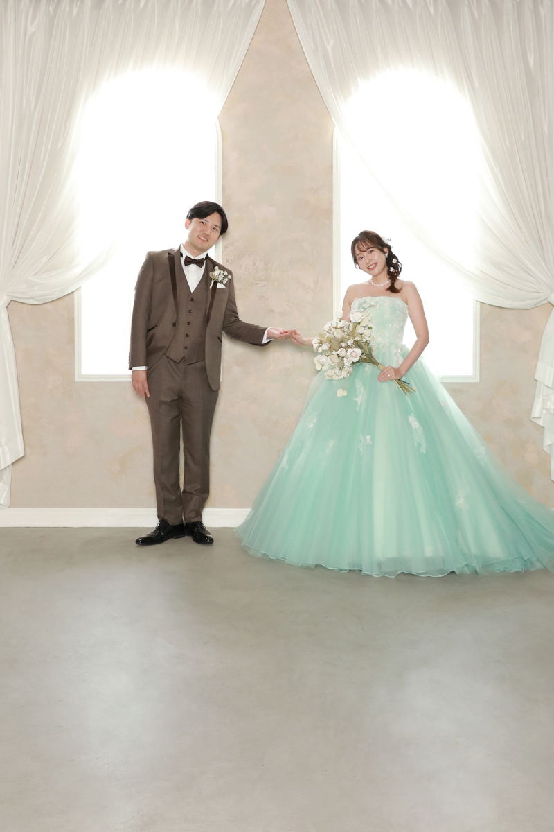 お二人並んでの手つなぎショット