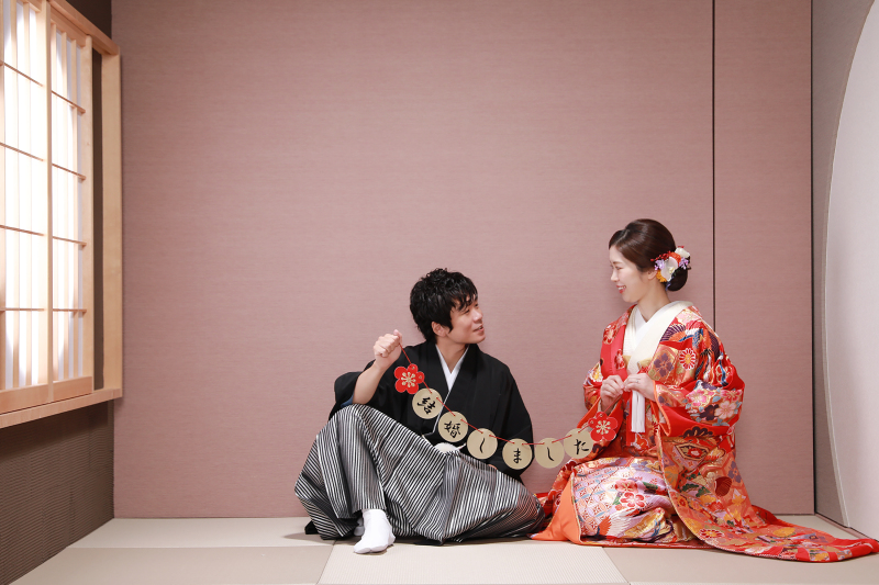 畳でお互い見つめ合って