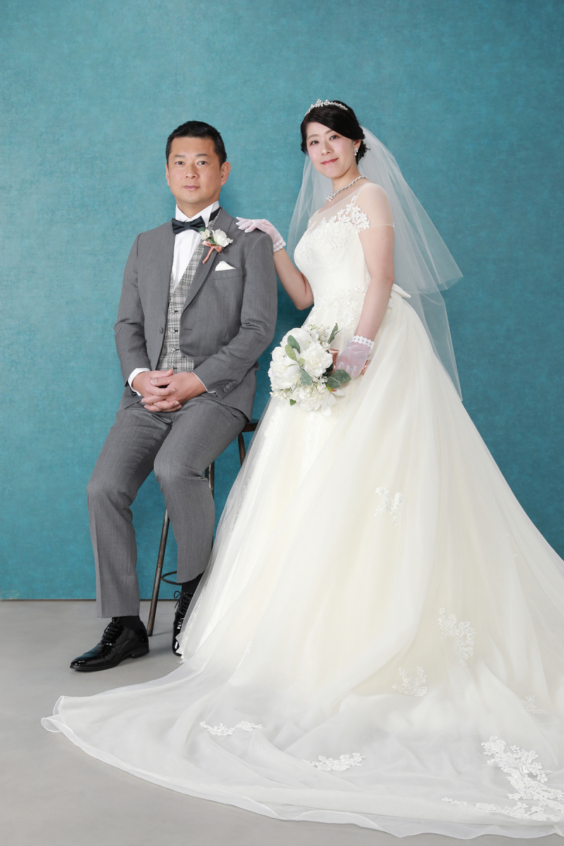 ご新郎様に手を添えて