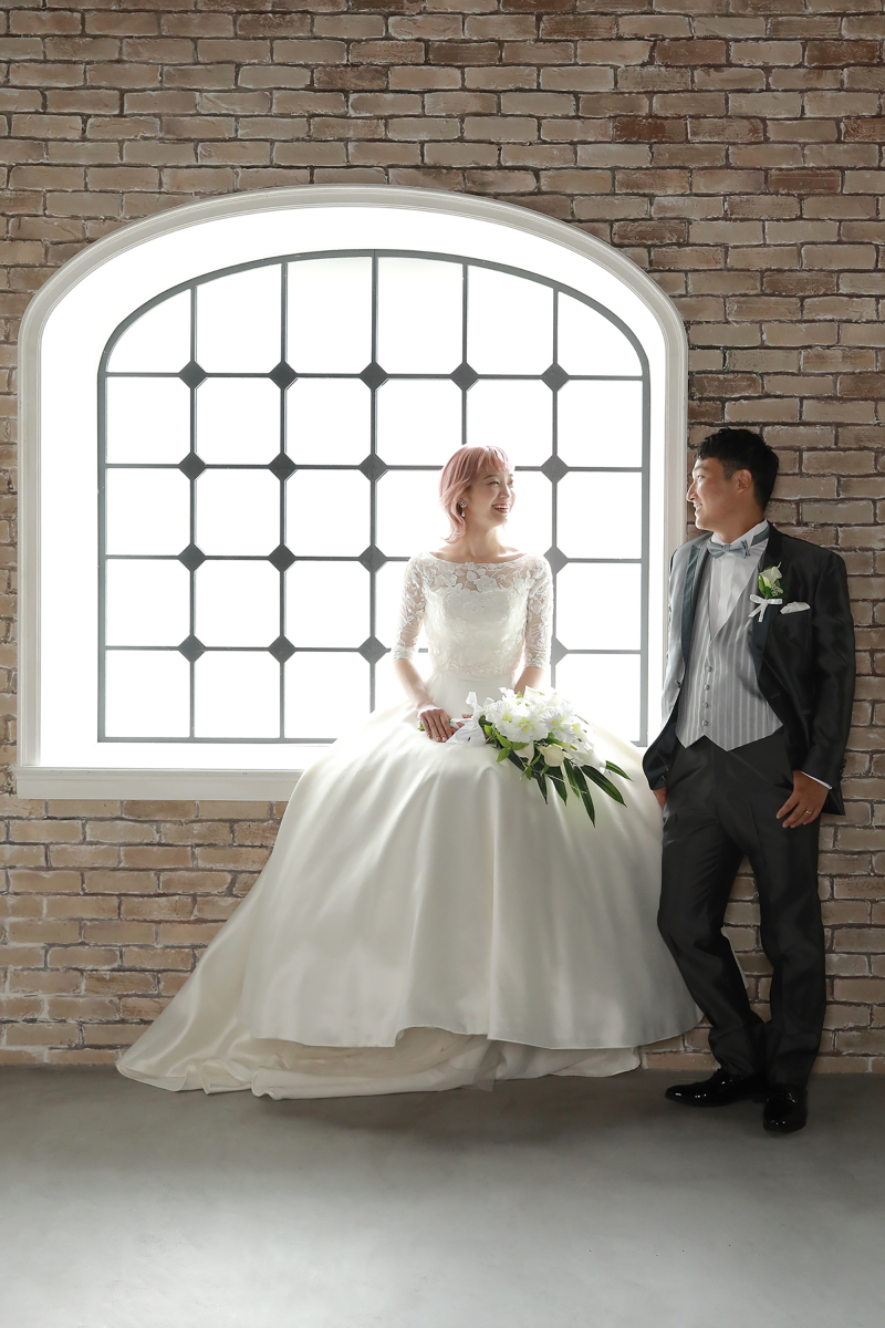 窓際でのナチュラルなショット