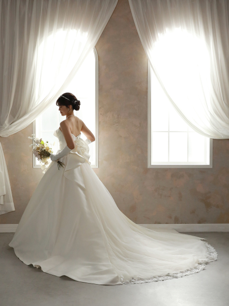 ウェディングドレスバックスタイル