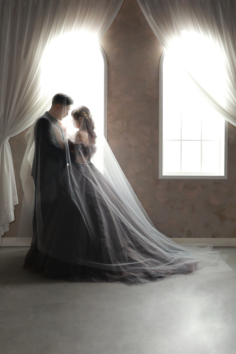 一枚ベールをかぶってオシャレな雰囲気に。