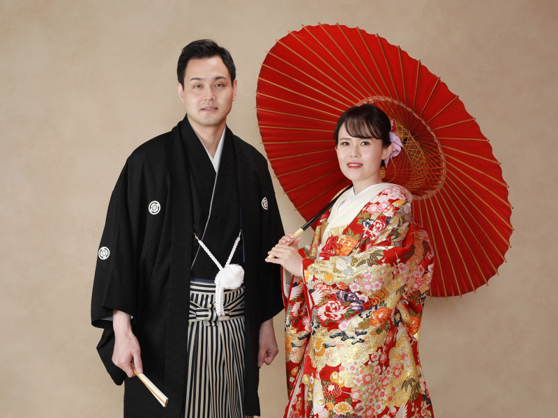 黒と赤のコントラストの美しい2ショット!