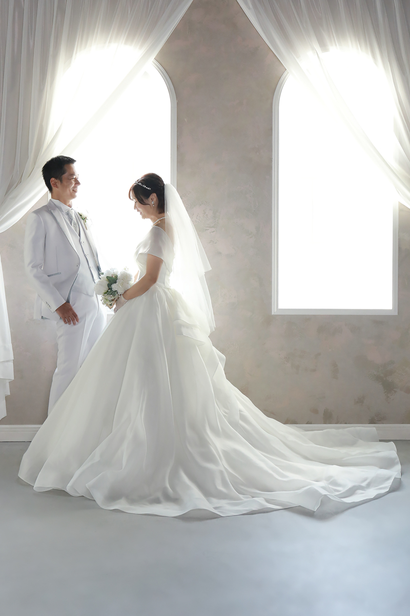 窓際での全身ショット 2