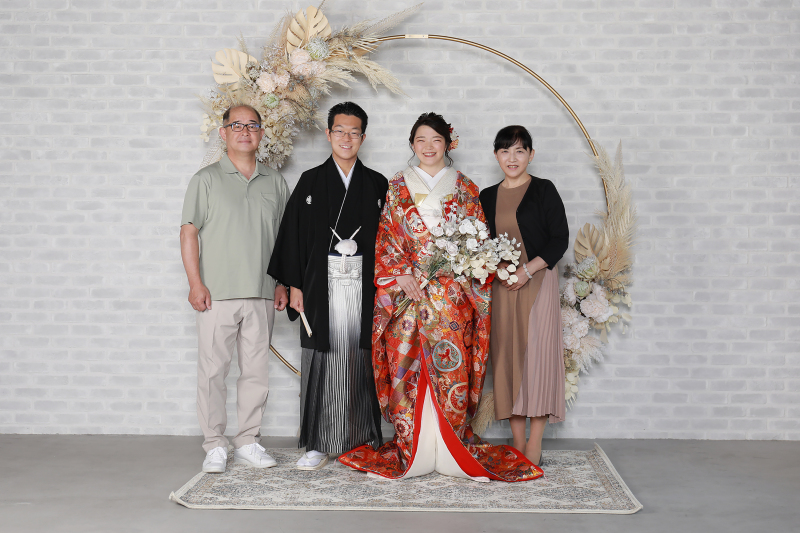 ARCHの背景で家族写真