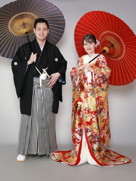 大きく広がる傘のもとでにっこり♪