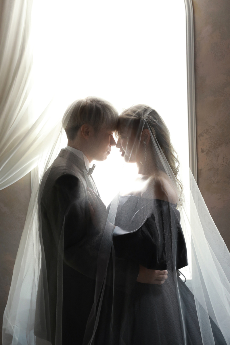 窓際の神秘的な一枚