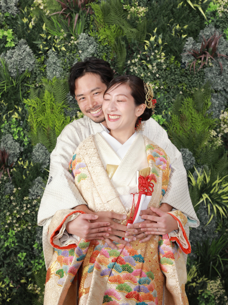 今度はご新郎様からハグ！