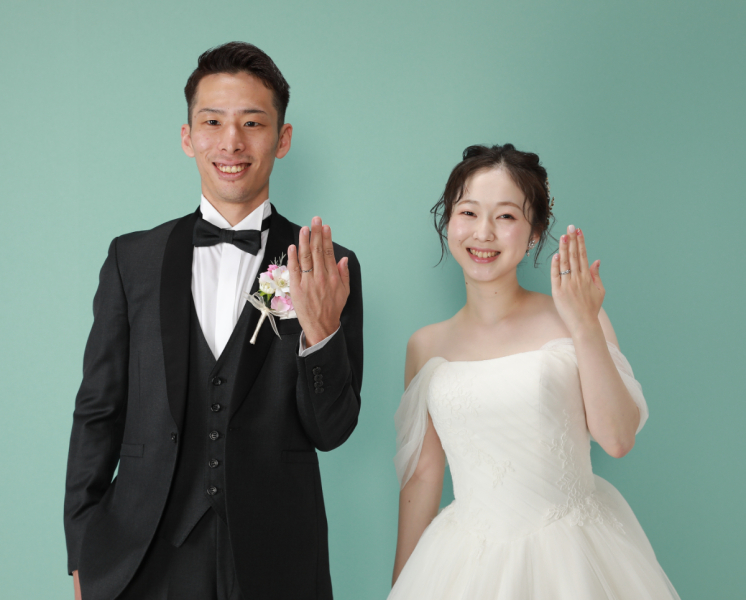 指輪を披露しながら「私たち結婚しました♡」