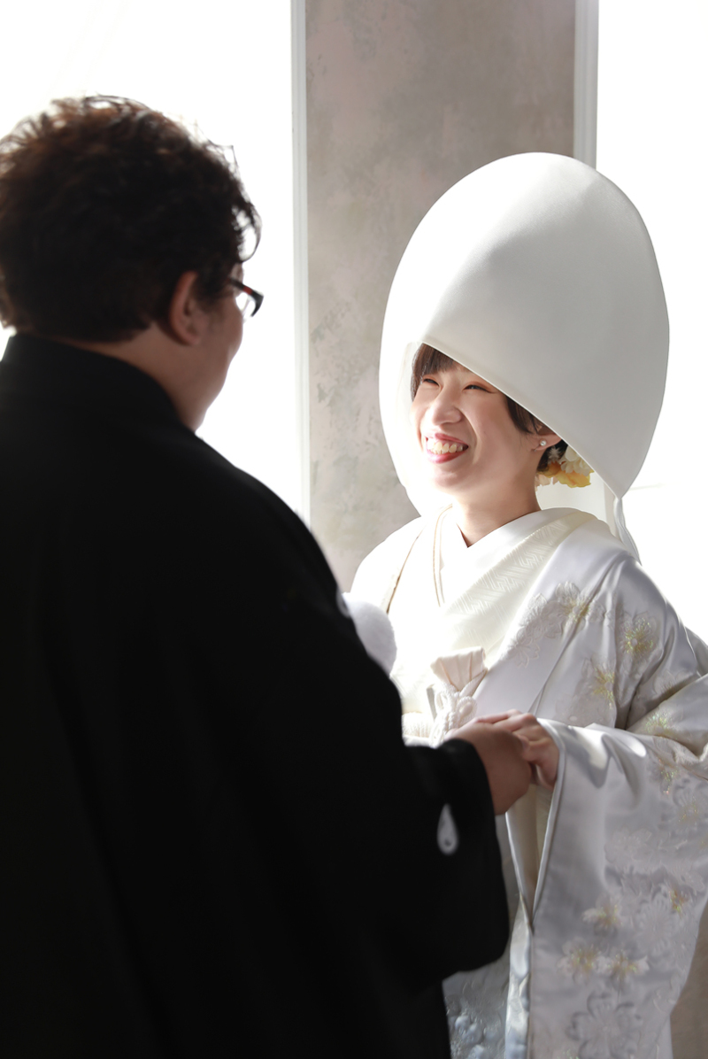 窓際での見つめ合いショット