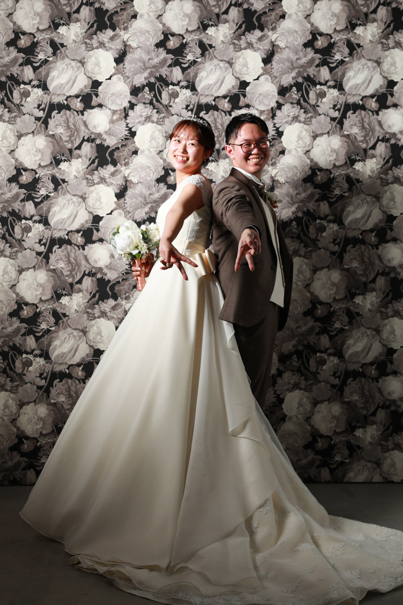 モノトーン背景でメリハリを