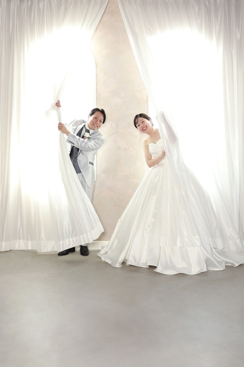 カーテンからひょっこりショット