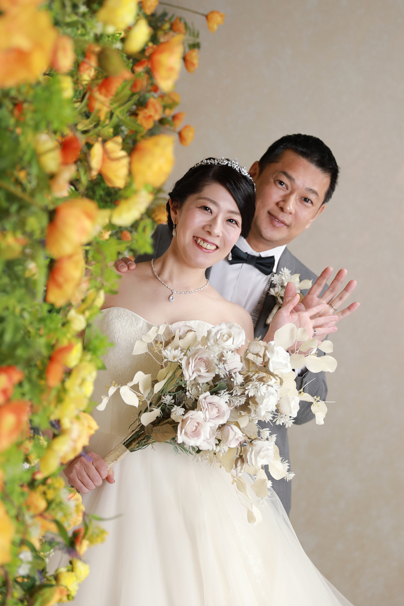 二人揃って、お花の向こうからこんにちは！