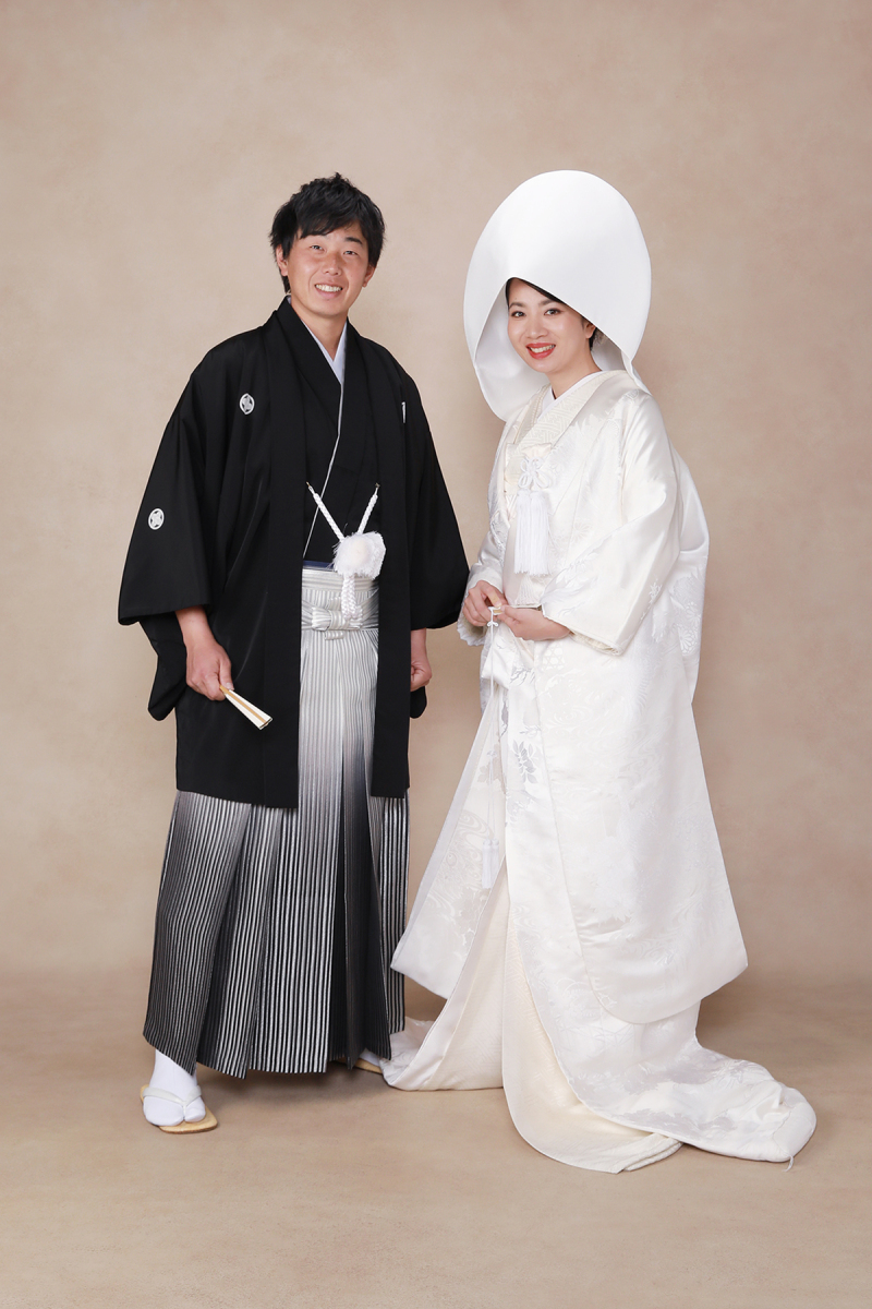 白無垢と紋付で全身ショット