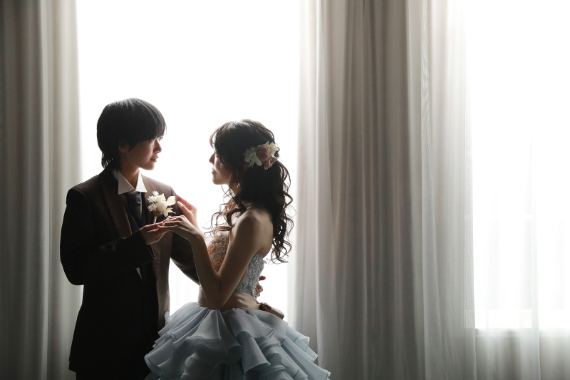 カラードレスでの窓際ショット