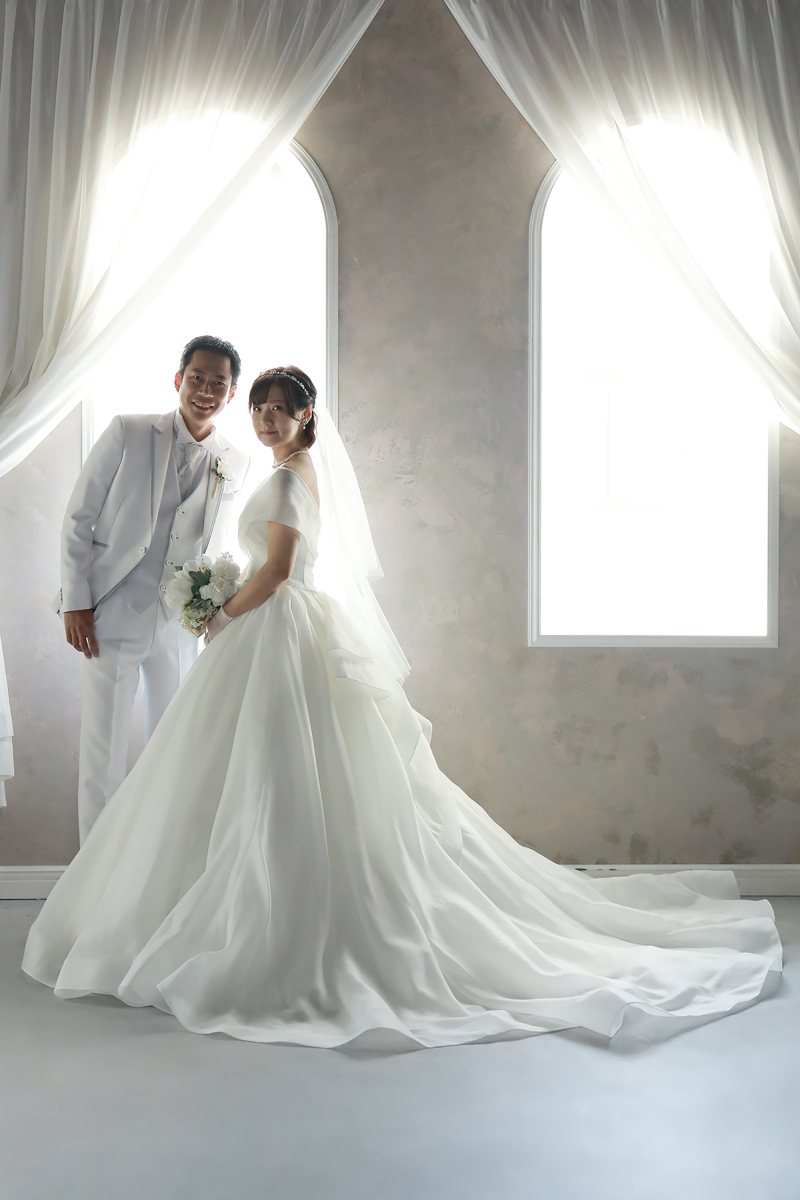 窓際での全身ショット