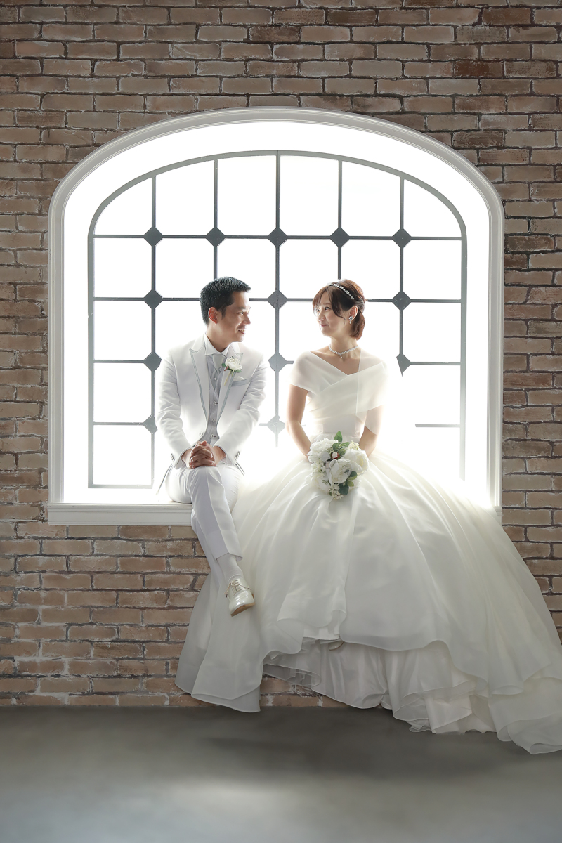 窓際での腰かけショット