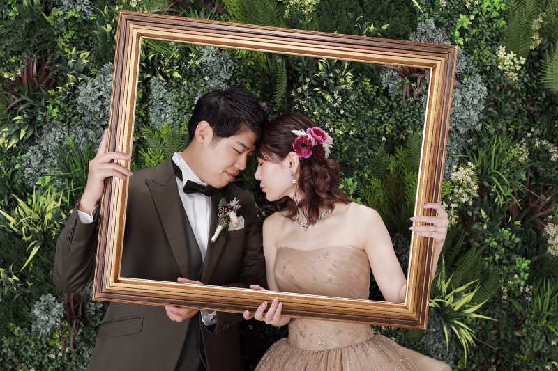 グリーンをバッグに金の額縁ショット