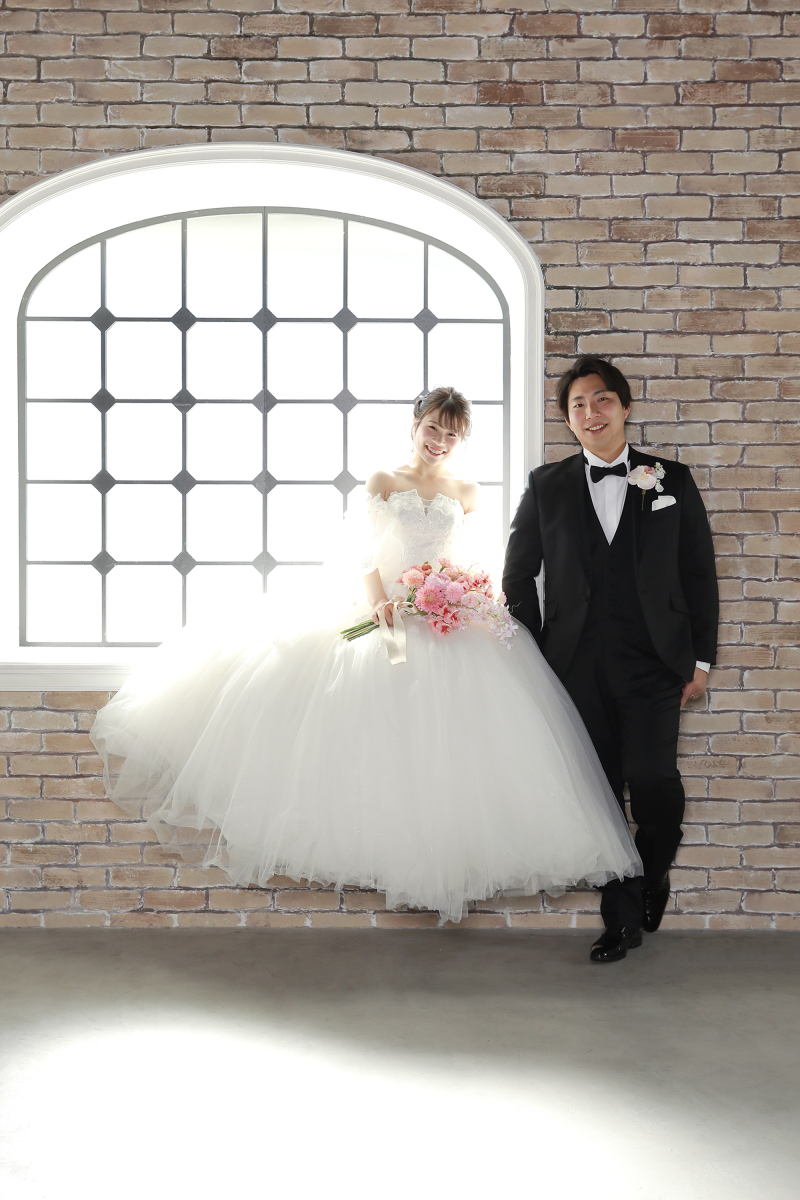 明るい窓際でお座りショット