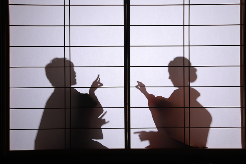 キツネポーズでシルエット撮影