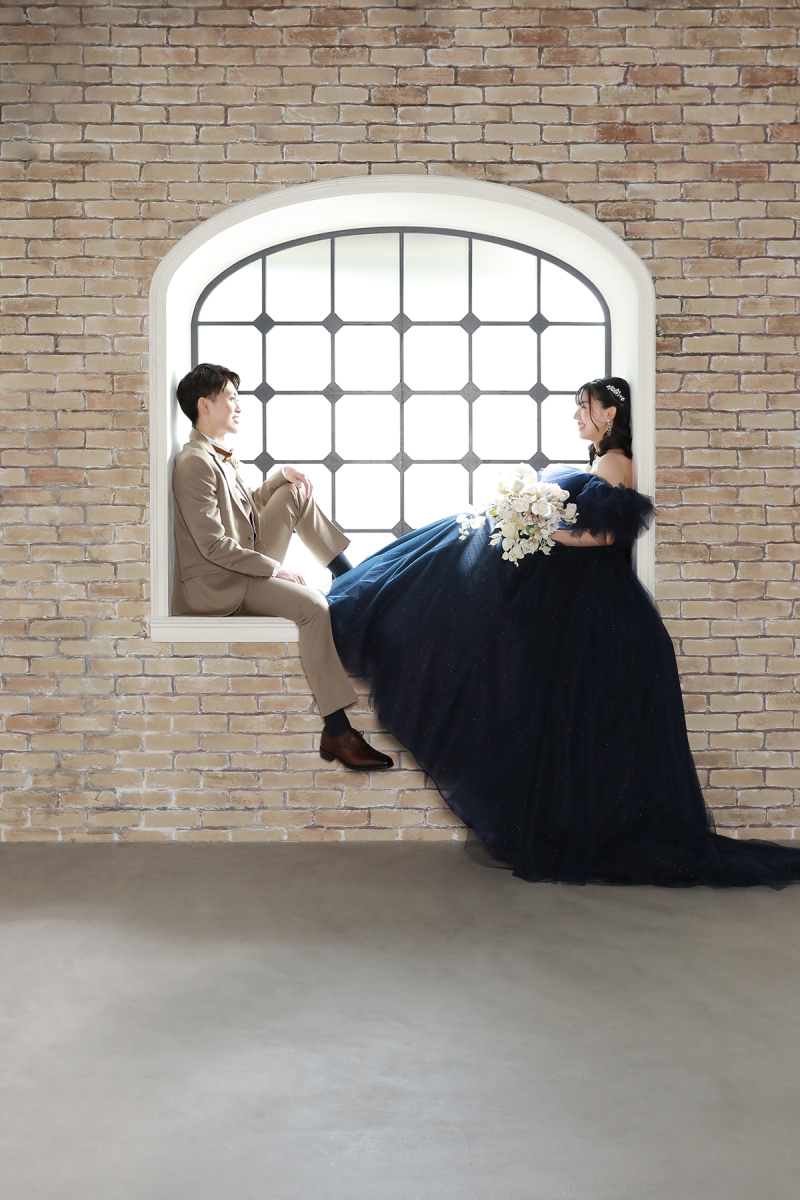 窓辺で向かい合って…