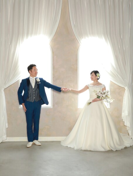 手を取り合って