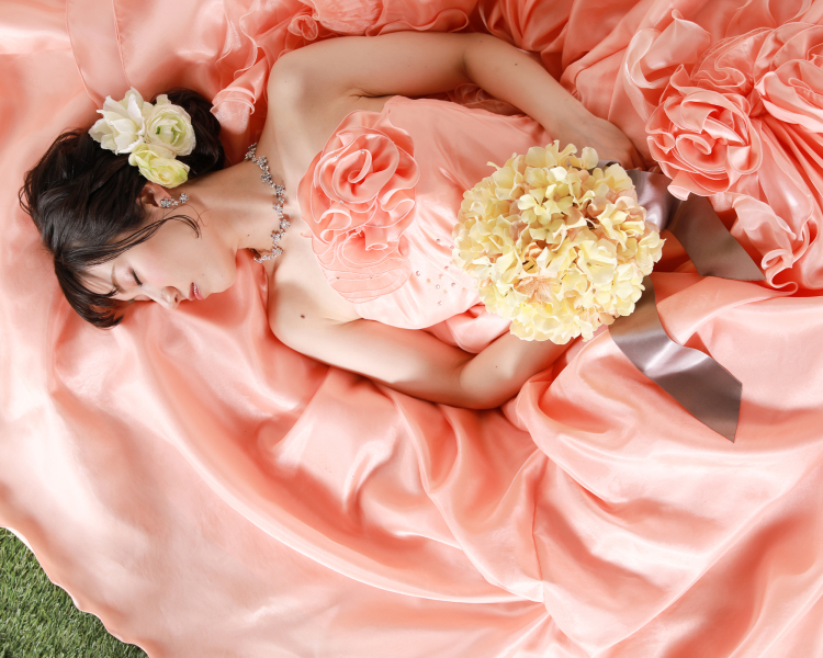 芝生の上で寝ているショットも!