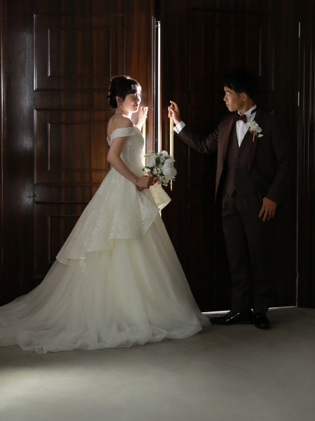  扉前でのロマンチックショット