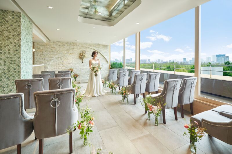 自然あふれるオープンエアな景色を一望できるチャペル