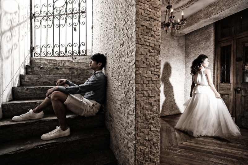 新郎新婦がそれぞれの想いを胸にひめているシーンです。左右に強めのストレート光を仕込むことで、視点の誘導を狙った1枚です。真ん中を壁で仕切ることで、それぞれの空間を個性として表現しました。