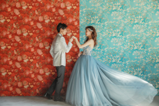 赤と青をお互いの世界に見立てて、「結婚」という儀式を現代風に解釈しました。窓から差し込むハイライトが新婦の衣裳を引き立てています。