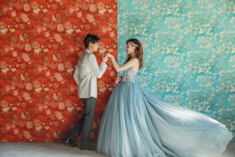 赤と青をお互いの世界に見立てて、「結婚」という儀式を現代風に解釈しました。窓から差し込むハイライトが新婦の衣裳を引き立てています。