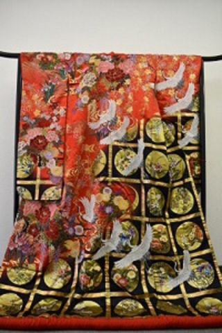 赤地黒に天井柄