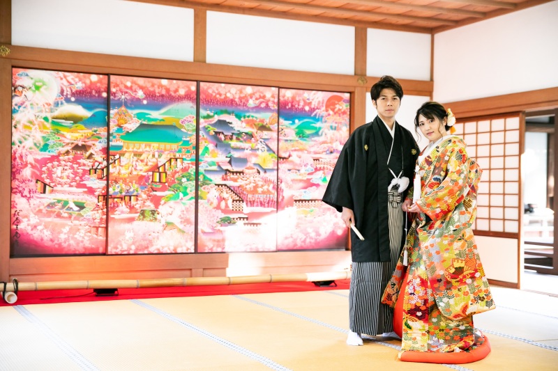 小野小町ゆかりの襖絵前で撮影