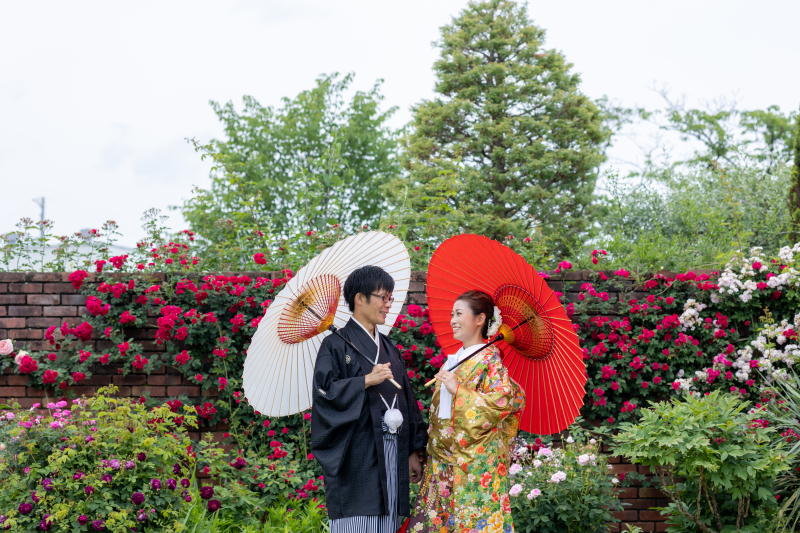 二人で見つめ合うシーンもポーズがきまっています