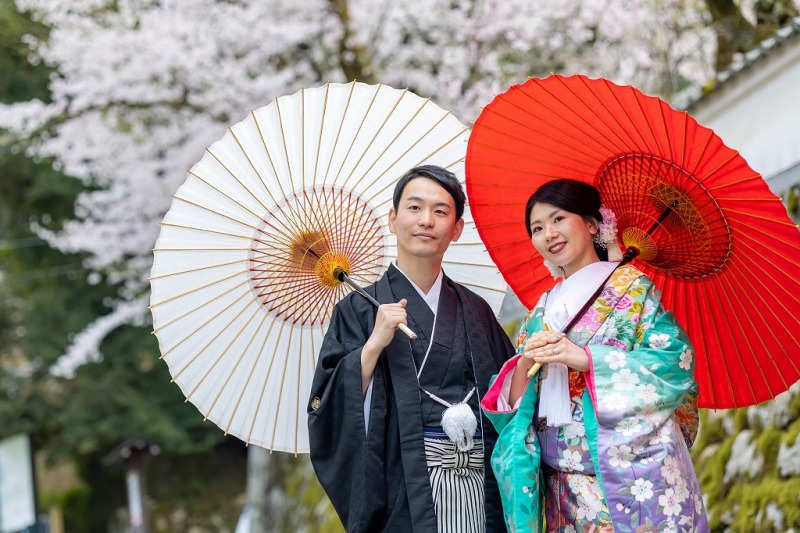 番傘がとてもお似合いの新郎・新婦様