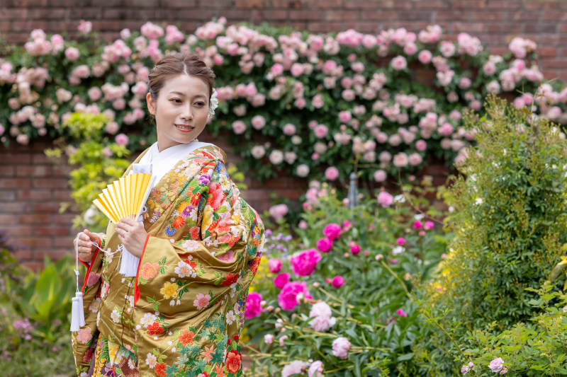 キリッとした髪型と色打掛で豪華な装い