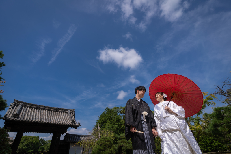 随心院門跡薬医門の前で