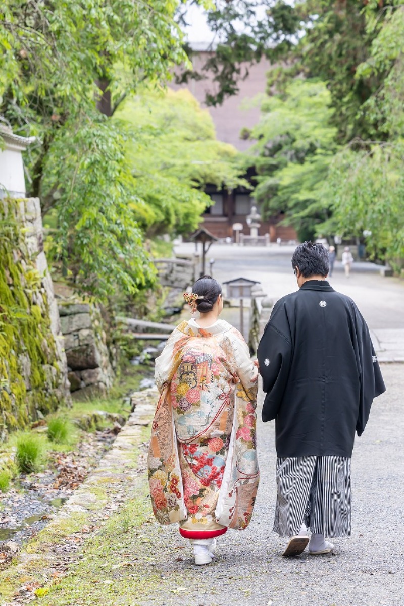 三井寺のメインストリートを二人でゆっくりと