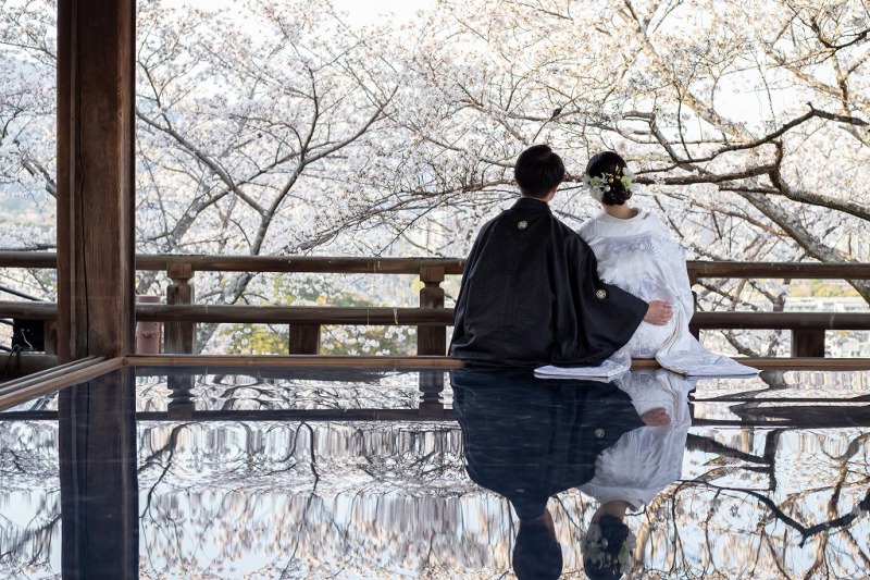 白無垢に羽織替えて観月舞台で撮影です