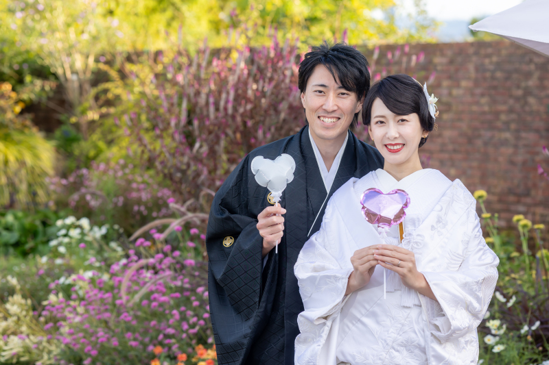 花々をバックに前撮り撮影用のショット