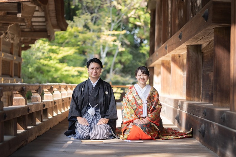 三井寺本堂の上で正座ポーズ