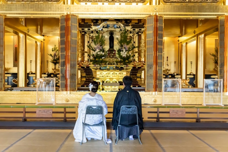 親鸞聖人の前で結婚をご報告です