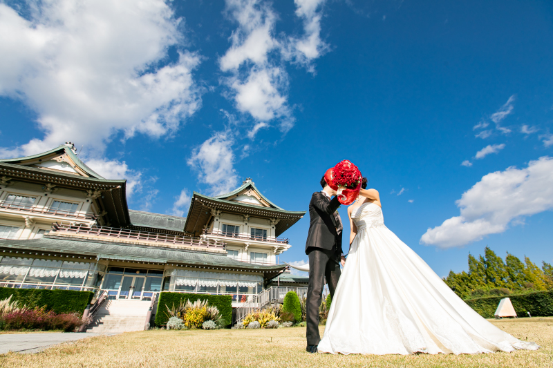 青空の下大津館をバックに撮影