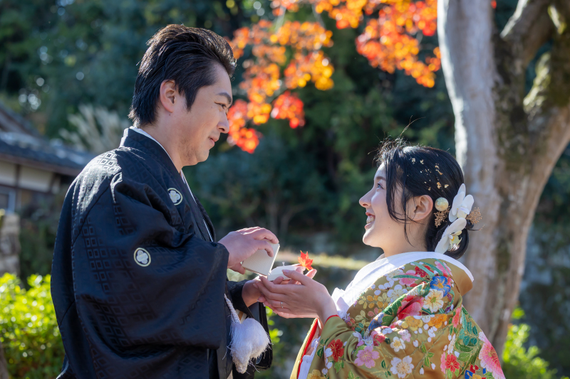 婚約指輪とモミジのショット