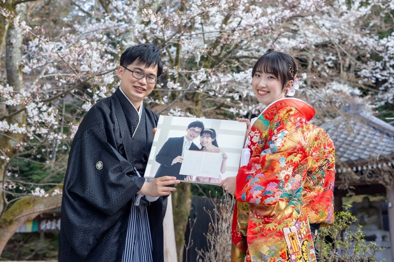 桜の木の下でウエルカムボードと同じポーズで