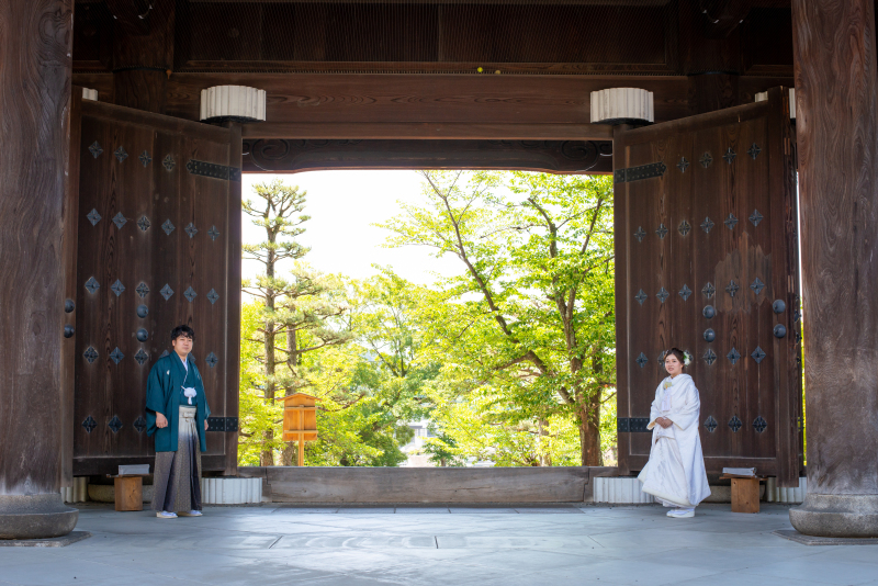 山門の下で撮影です